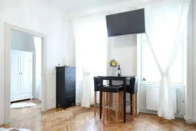 U4 Schonbrunn 2 Zimmer Wohnung , warm + wifi in Preis ALL IN
