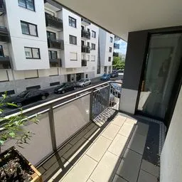 Terrasse und Balkon, 4 zentrale Zimmer in Ruhelage, Neubau inkl. Garagenplatz – Bild 2