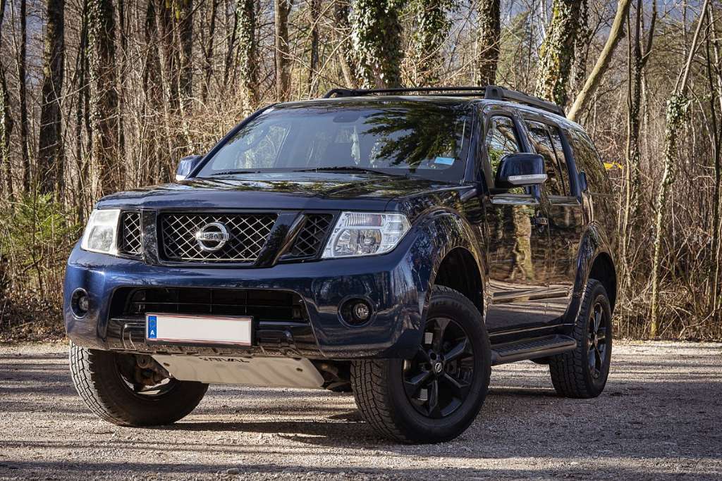 Nissan Pathfinder SUV / Geländewagen