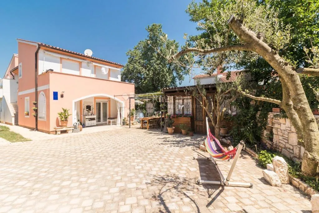 KROATIEN / Premantura: Apartmenthaus mit 4 Einheiten Top Lage nahe Meer