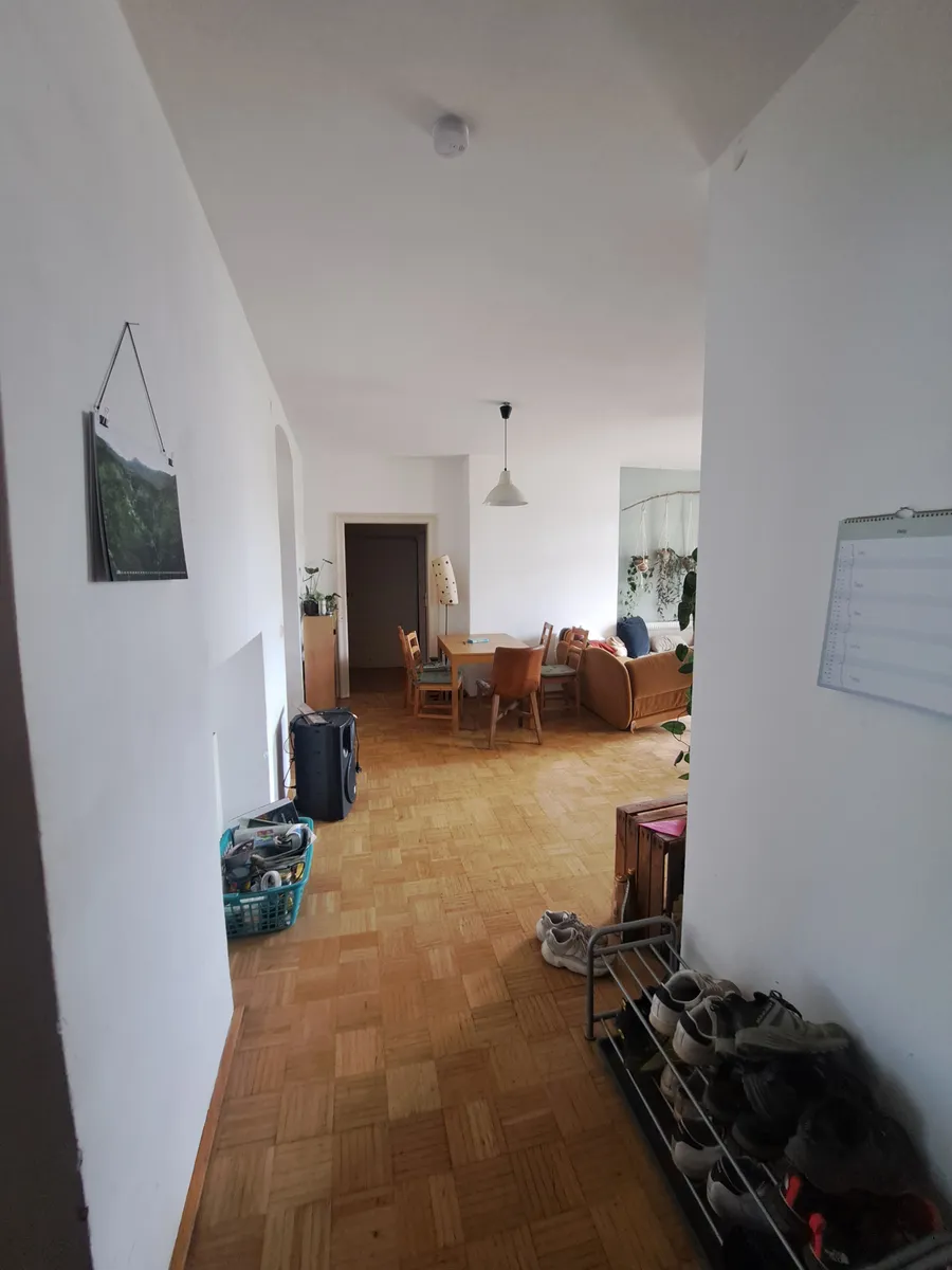 Zentrale Altbauwohnung für 4er WG mit Balkon - Widok 3