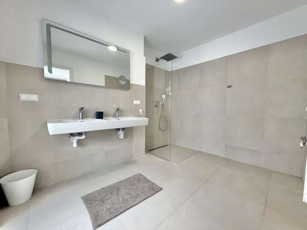 ZENTRUM KLOSTERNEUBURG - 2 ZIMMER - 72 m² gew. NFL - CHARMANTER EINGANGSBEREICH IM FREIEN - TOP AUSSTATTUNG - Ansicht 2
