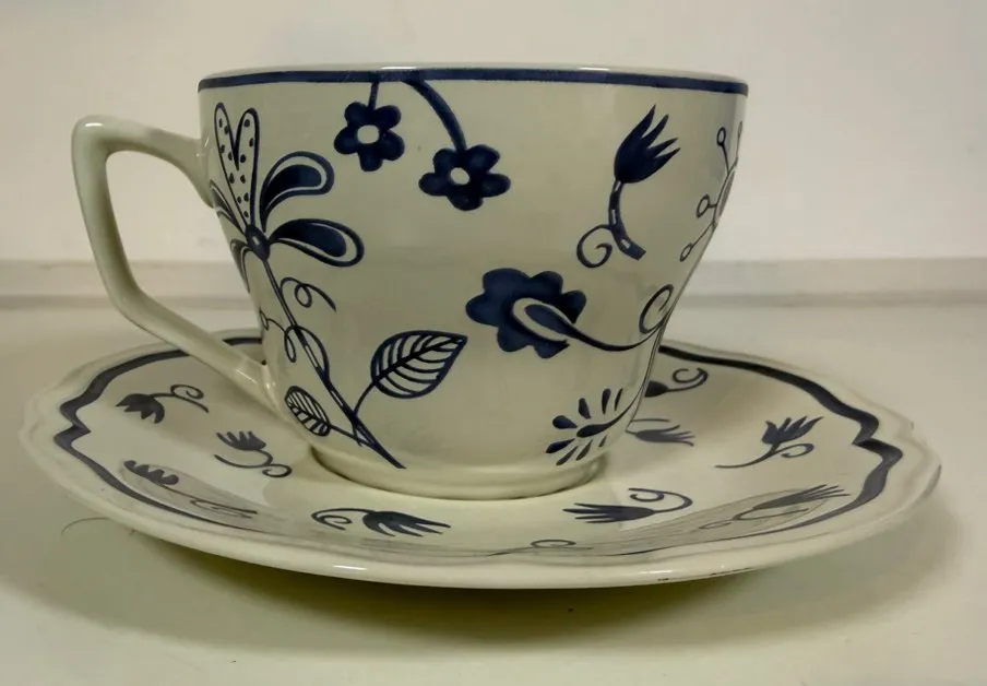 IKEA Arv Idyll Tasse und Untertasse XL, Blau-Weiß, Blumenmuster, Skandinavisches Porzellan Kaffee- und Teeservice, Vintage 2006, € 33,- (2352 Gumpoldskirchen)
