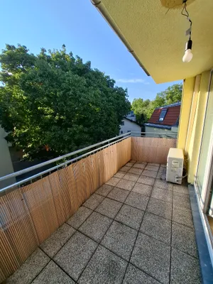 Lichtdurchflutete 3-Zimmer-Dachterrassenwohnung mit Terrasse, Parkplatz & Grünblick - Nähe Roter Berg | 1130 Wien – Bild 2