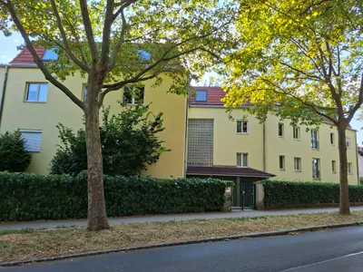 Lichtdurchflutete 3-Zimmer-Dachterrassenwohnung mit Terrasse, Parkplatz & Grünblick - Nähe Roter Berg | 1130 Wien