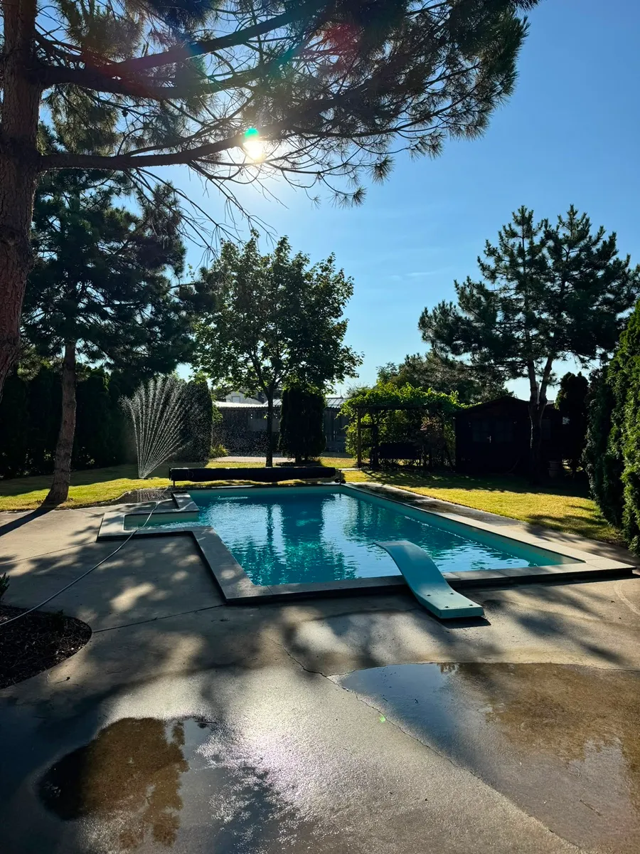 Privatsphäre pur: 596 m² Baugrundstück mit eigenem Pool & Gartenhütte!