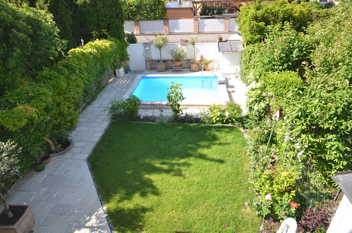 Provisionsfrei - Exklusives Familienhaus mit Pool, Sauna & Tiefgarage - Eigengrund - Ansicht 3