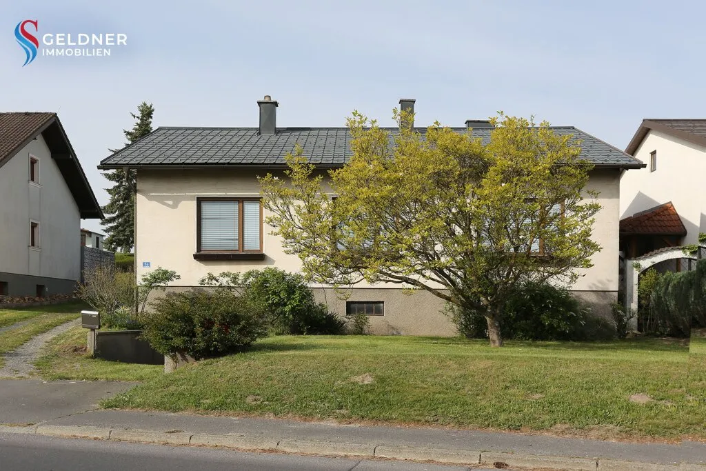 Solides Einfamilienhaus mit 3 Zimmer, Terrasse, großer Garten und 2 Garagen und Nebengebäude - View 2