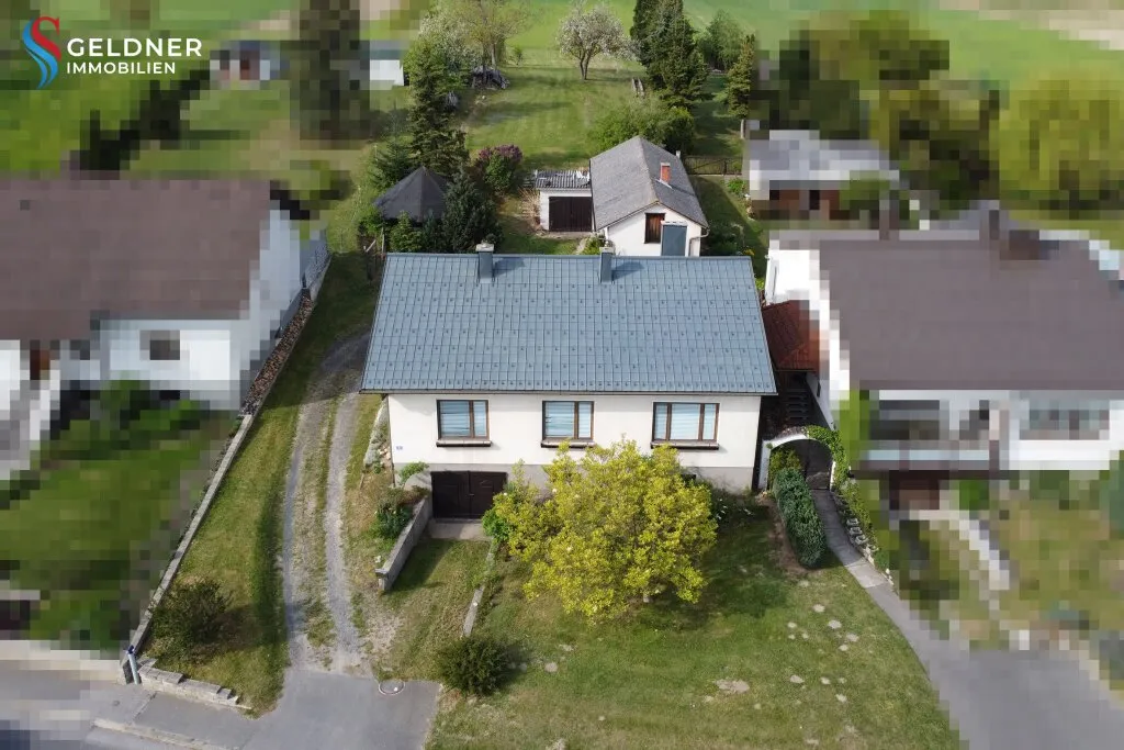Solides Einfamilienhaus mit 3 Zimmer, Terrasse, großer Garten und 2 Garagen und Nebengebäude, Lackenbach