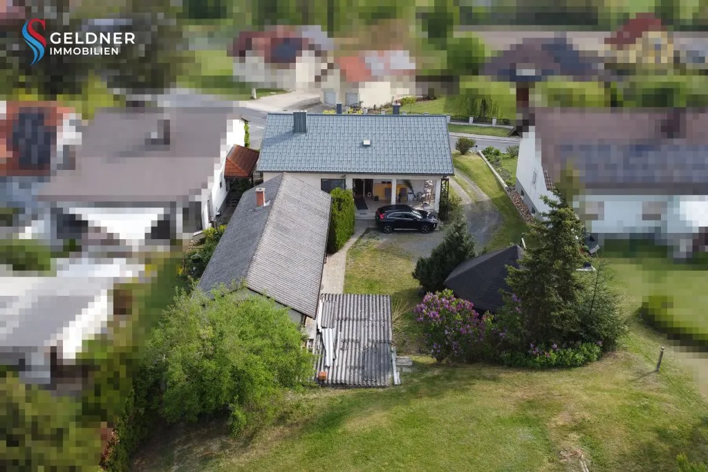 Solides Einfamilienhaus mit 3 Zimmer, Terrasse, großer Garten und 2 Garagen und Nebengebäude - View 3