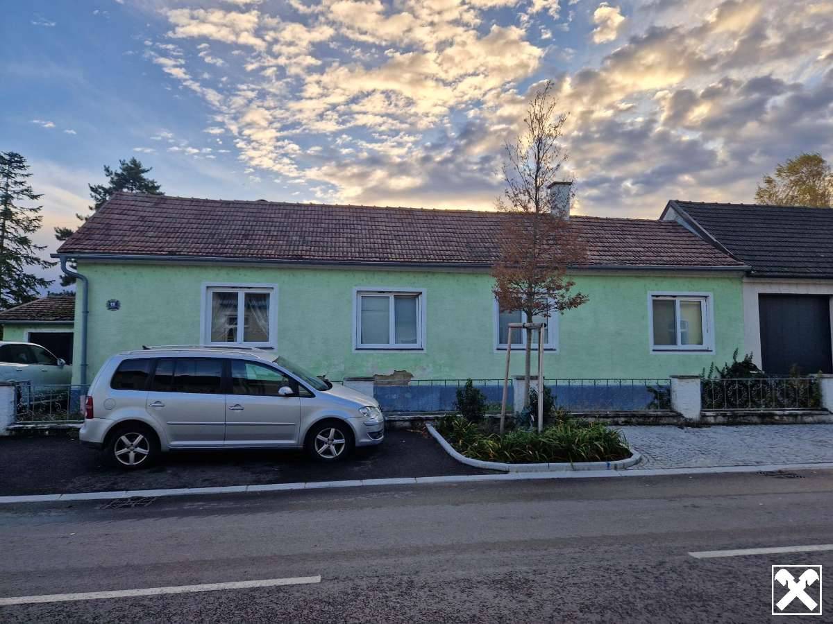SANIERUNGSBEDÜRFTIGER BUNGALOW MIT TRAUMHAFTEM GARTEN ODER IHR BAUGRUNDSTÜCK FÜR IHR TRAUMHAUS IN ALLERBESTER WOHN- UND ZENTRUMSLAGE VON ABSDORF, Absdorf