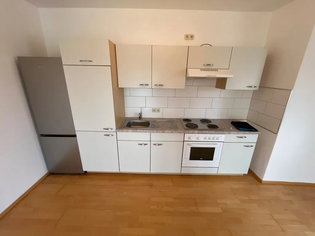 2-Zimmerwohnung mit Einbauküche und kleinem Balkon. - Widok 3