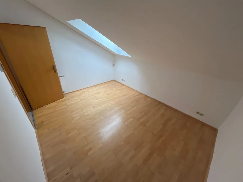 2-Zimmerwohnung mit Einbauküche und kleinem Balkon. - Widok 2