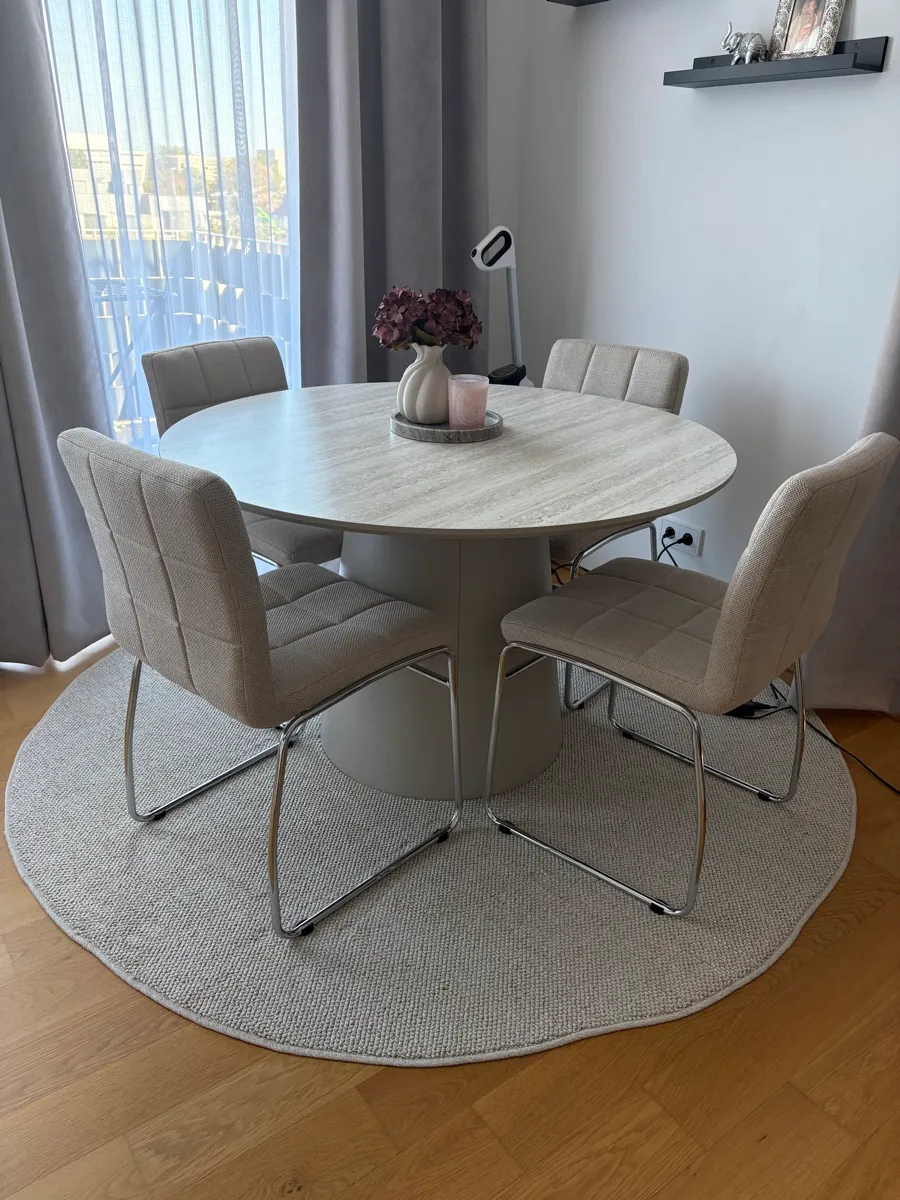 Neuwertige Essgruppe - Tisch + 4 Stühle + Teppich | Beige | JYSK, € 390,- (1210 Wien)