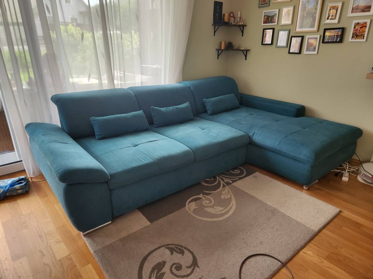 Großes Sofa mit verstellbarer Lehne