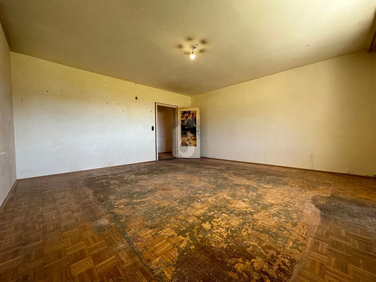RENOVIERUNGSBEDÜRFTIGE WOHNUNG MIT OST- UND WESTBALKON UND IDEALER RAUMAUFTEILUNG - Ansicht 2