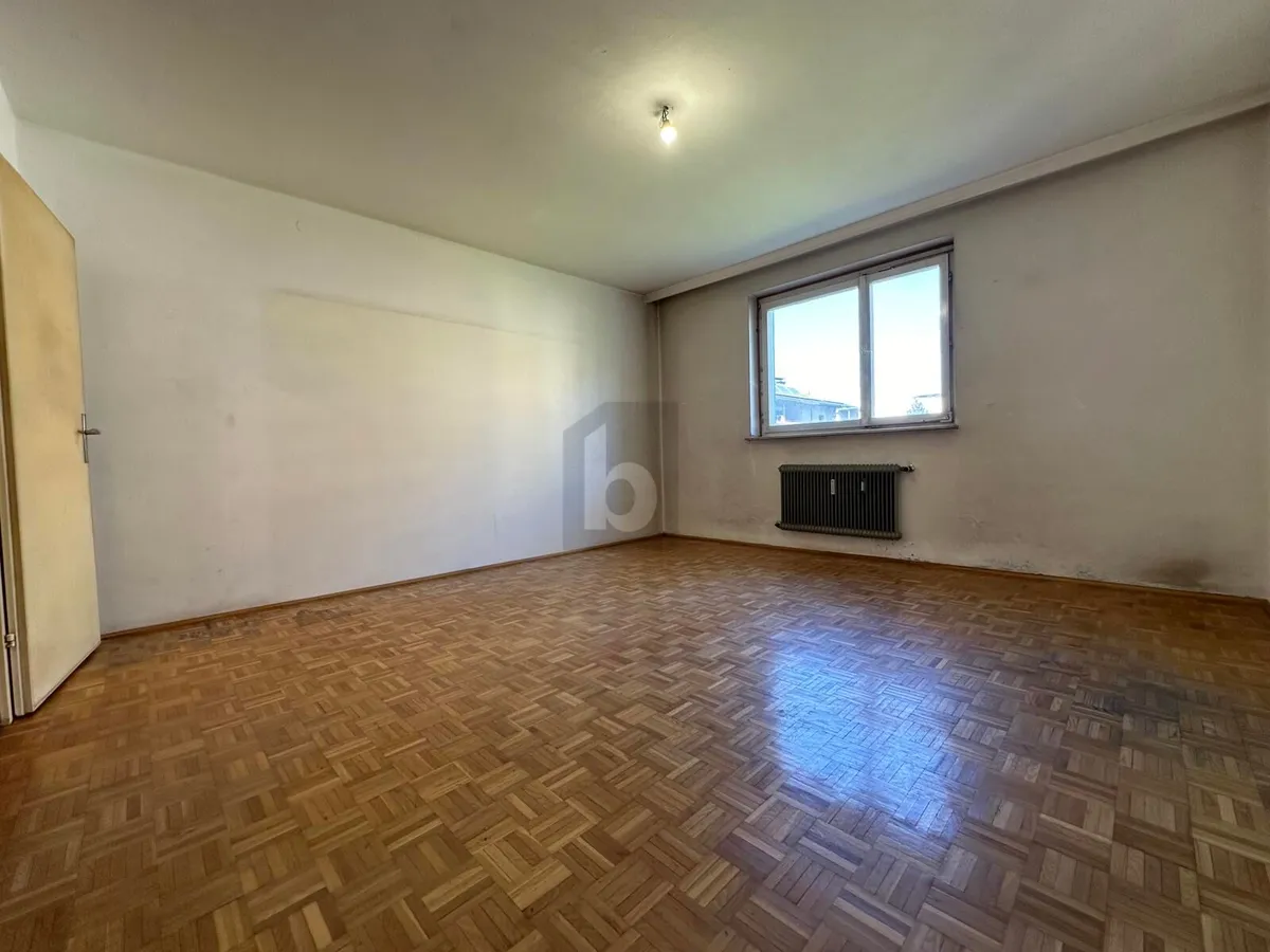 RENOVIERUNGSBEDÜRFTIGE WOHNUNG MIT OST- UND WESTBALKON UND IDEALER RAUMAUFTEILUNG - Ansicht 3