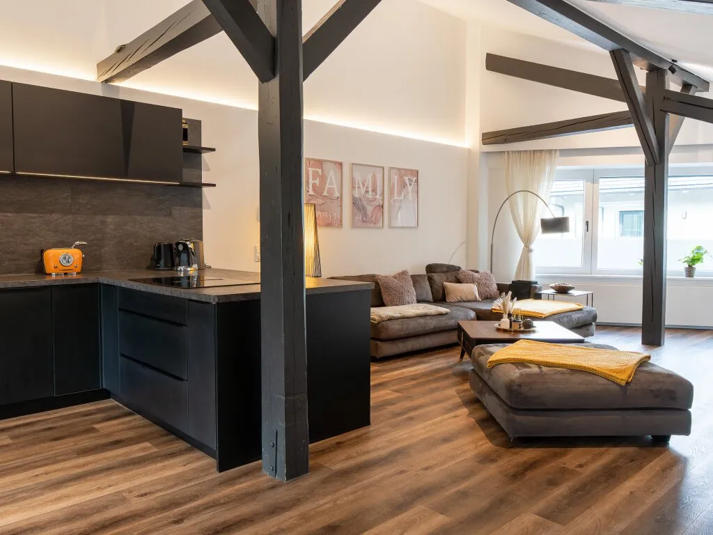 Attraktive Dachgeschosswohnung mit sonniger Terrasse und zusätzlicher, separat zugänglicher Wohneinheit mit Vermietungspotenzial. - Ansicht 2