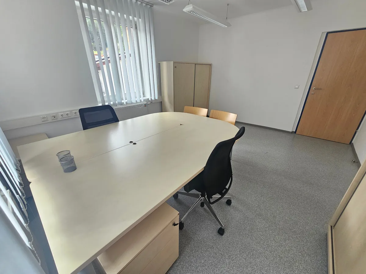 Kleinbüro, in sehr guter Lage mit perfekter Verkehrsanbindung – pohled 3