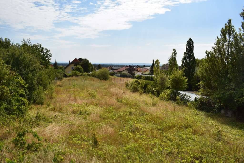 Wunderschönes und seltenes Grundstück mitten in Sooss, schöner Fernblick und RUHE, kein Fahnengrundstück - Ansicht 2