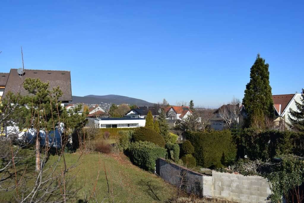 Wunderschönes und seltenes Grundstück mitten in Sooss, schöner Fernblick und RUHE, kein Fahnengrundstück - Ansicht 3