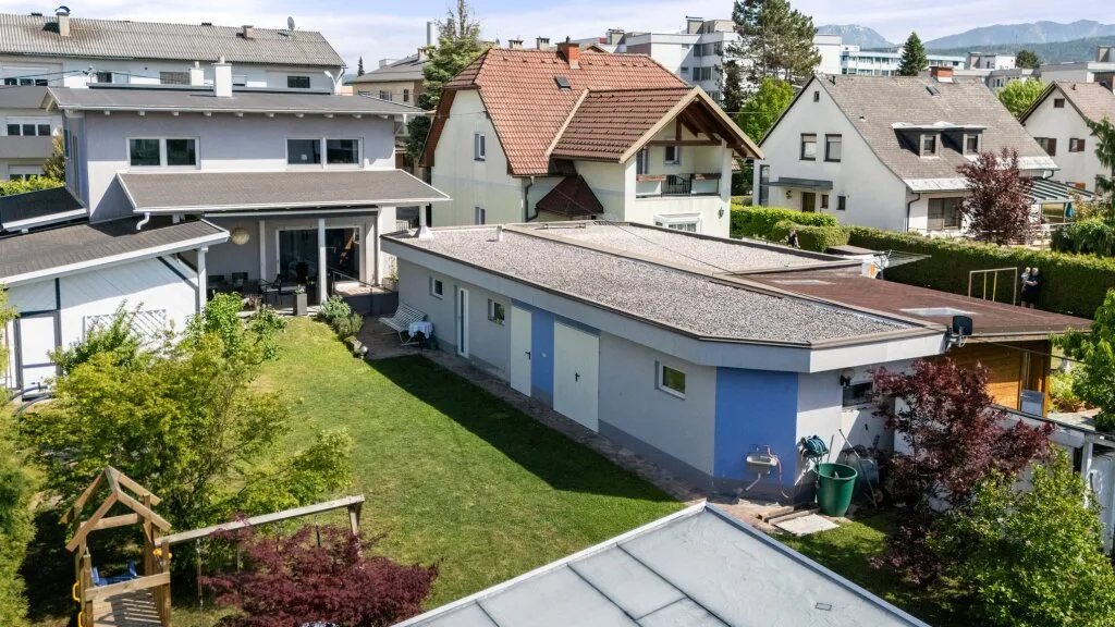 Hochwertiges Einfamilienhaus mit sonnigem Garten und Outdoor-Küche in Klagenfurter Toplage - Widok 2
