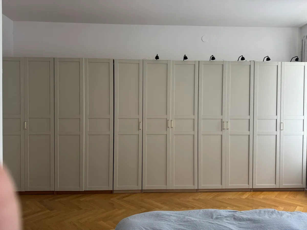 IKEA PAX Kleiderschrank 550 cm (Höhe 236 cm) - FLISBERGET Türen Beige, Beleuchtung & Vollausstattung, € 2.300,- (1190 Wien)