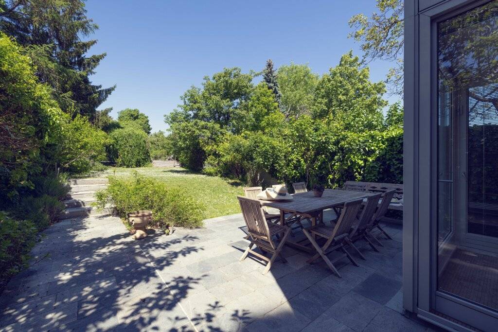 Architektonisch-ästhetisches Naturjuwel am Fuße des Wilhelminenbergs - außergewöhnliche Maisonette mit Privatgarten und Schwimmbiotop, Wien