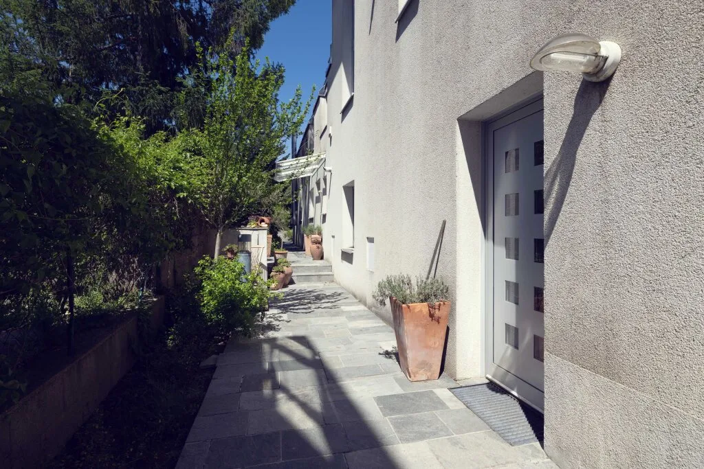 Architektonisch-ästhetisches Naturjuwel am Fuße des Wilhelminenbergs - außergewöhnliche Maisonette mit Privatgarten und Schwimmbiotop - Ansicht 3