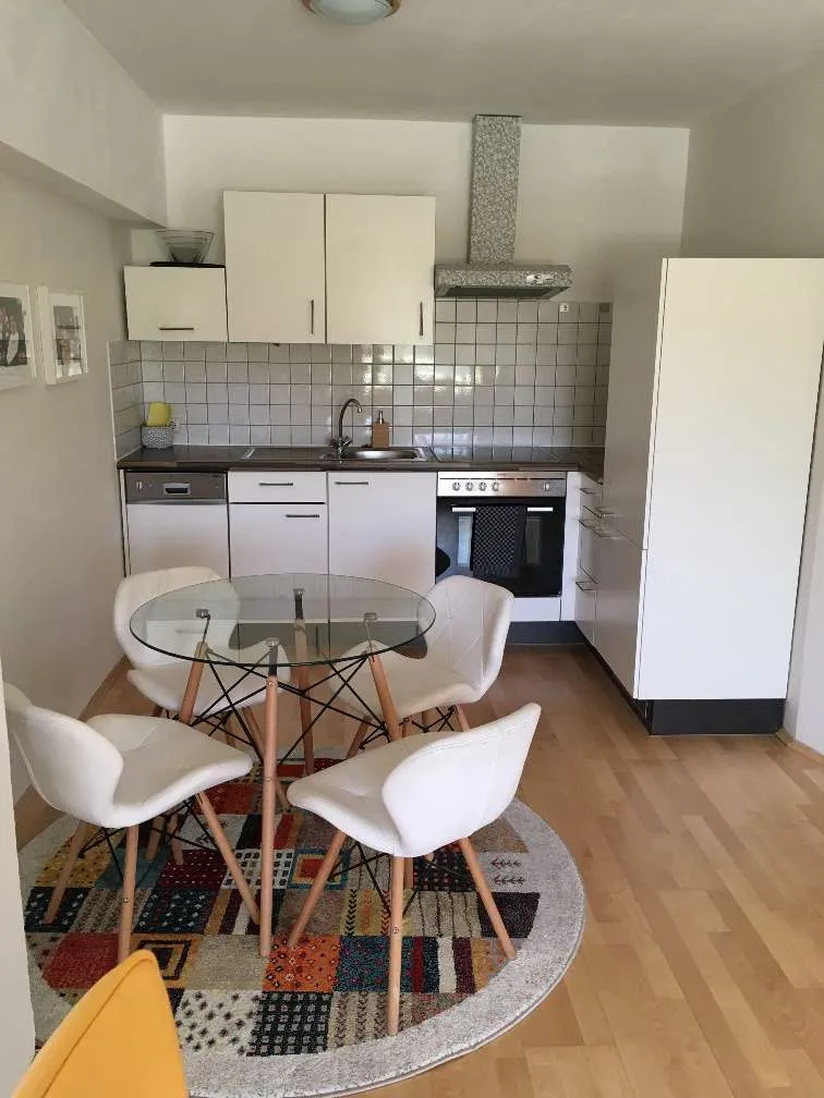 Vollmöbilierte, voll ausgestattete WOHNBEIHILFEFÄHIGE 2-Zimmer Wohnung. Sonnig. Zentral gelegen. - Ansicht 2