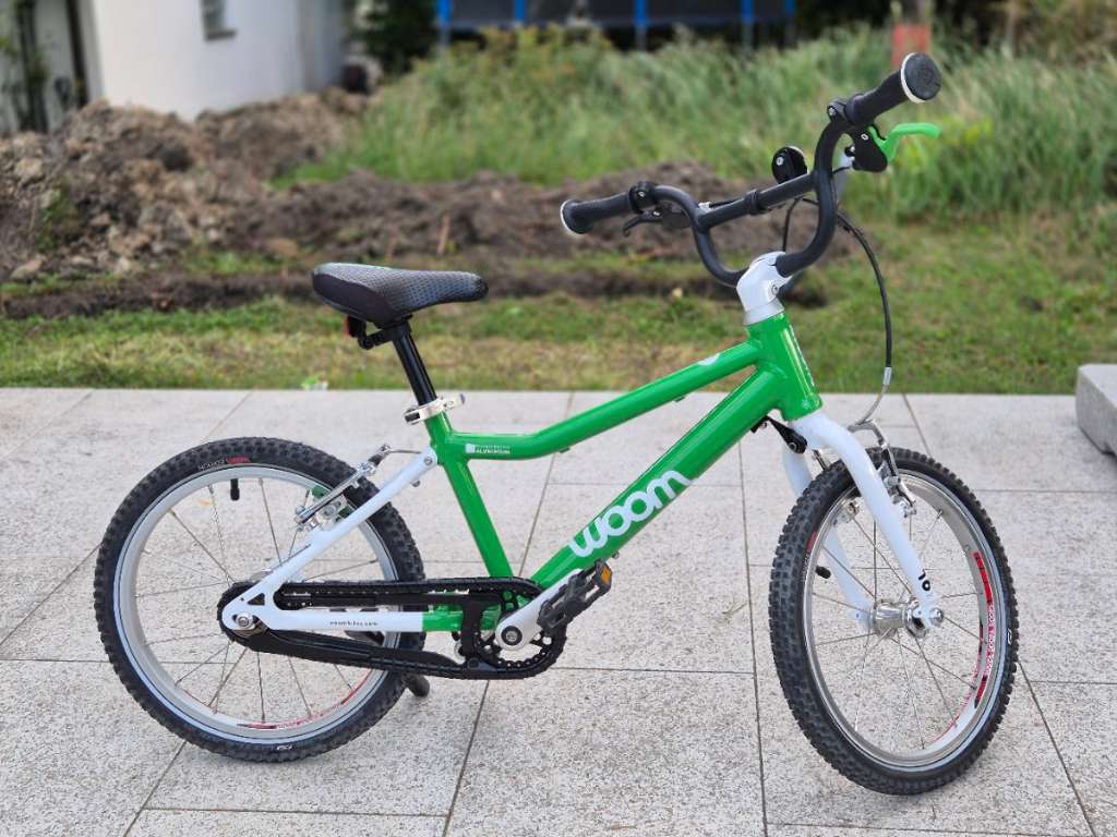 Woom hot 3 16 Zoll mit Fahrradständer in grüner Farbe