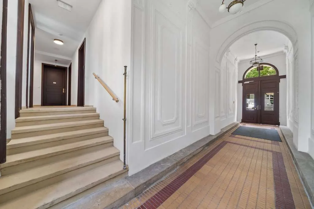 2-Zimmer-Dachgeschosswohnung (Massivbauweise) in generalsaniertem Altbau mit Loggia - Ansicht 2