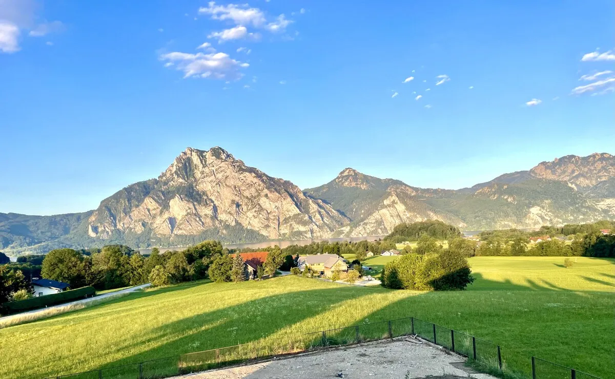 Panoramawohnung am Traunsee-Terrasse, Garten und Bergkulisse - Ansicht 2