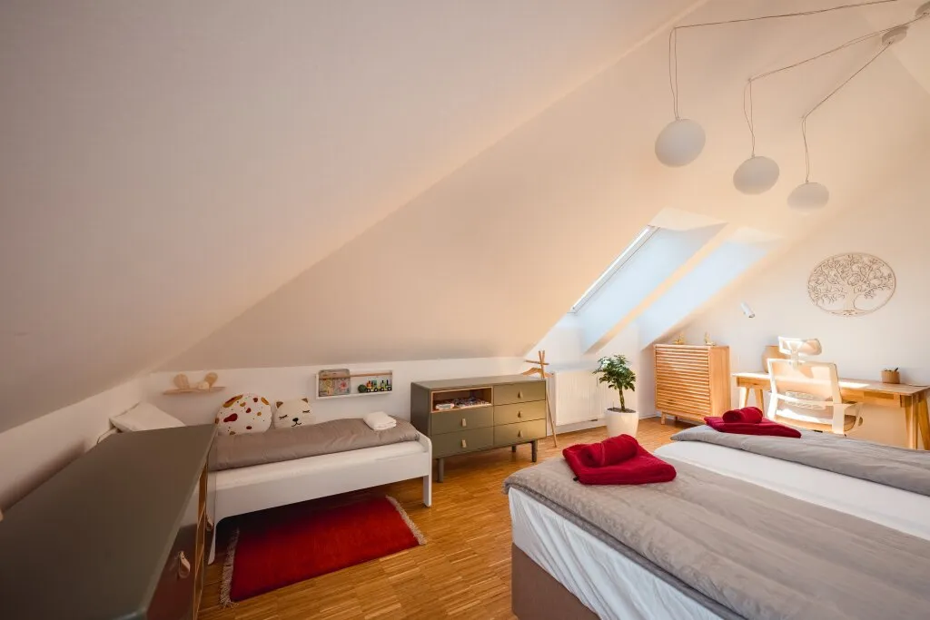 Im Herzen der Grazer Altstadt: Traumhaft schöne Dachgeschoßwohnung mit Klimaanlage in bester Innenstadtlage: 3 Zimmer, 89m², Terrasseneinschnitte sind genehmigt und geplant! - Ansicht 3