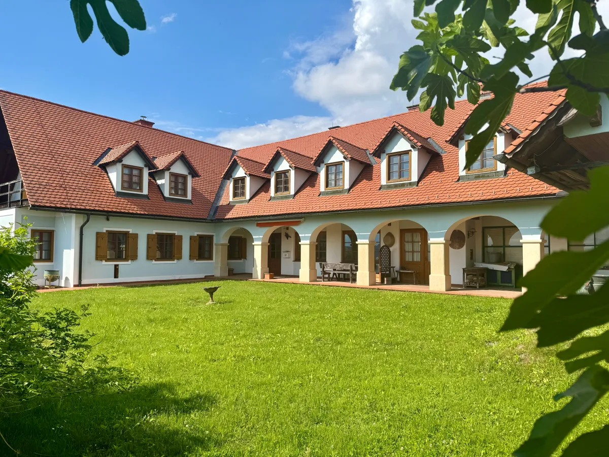 Südsteiermark pur - Lebensqualität mit Weingarten, Weinkeller & Arkadenhof - Wohnen, genießen & gestalten! Luxuriöses Familienanwesen oder Ort für Seminare, Kultur und Genuss. - Ansicht 2