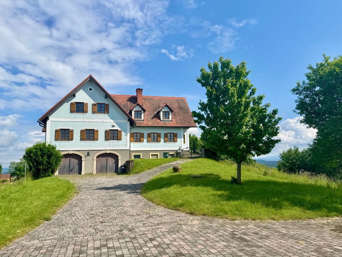 Südsteiermark pur - Lebensqualität mit Weingarten, Weinkeller & Arkadenhof - Wohnen, genießen & gestalten! Luxuriöses Familienanwesen oder Ort für Seminare, Kultur und Genuss. - Ansicht 3