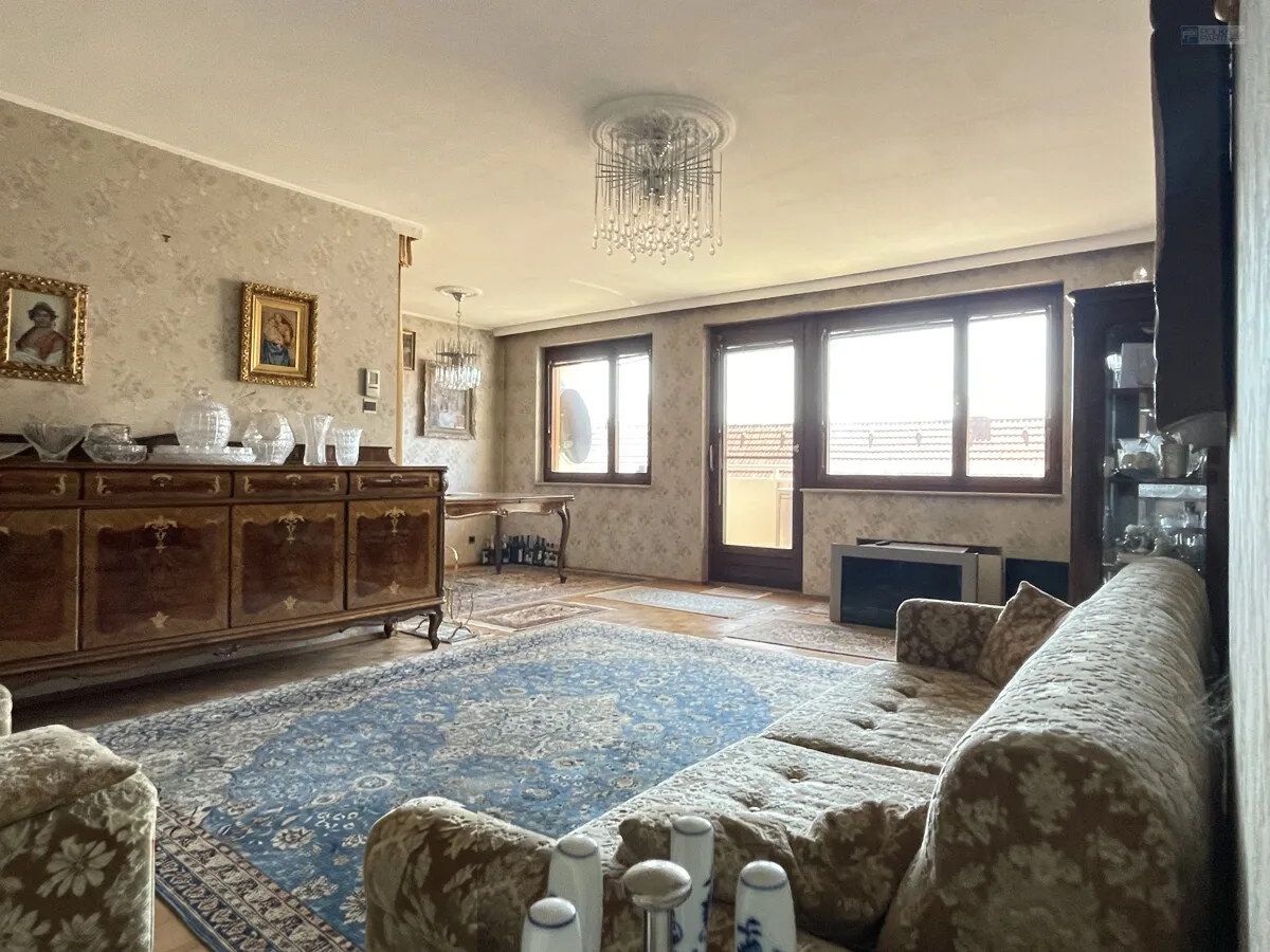 EIN ZUHAUSE MIT TERRASSE IM SECHSTEN – pohled 2