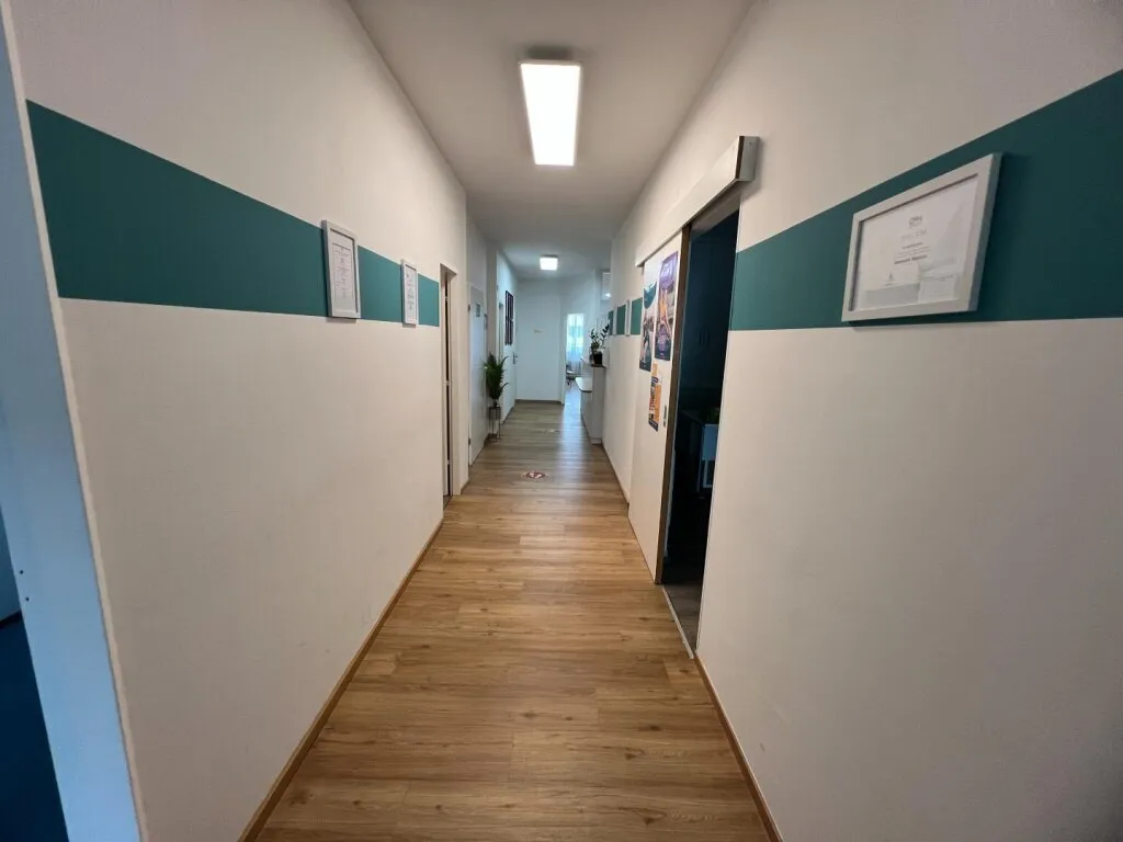 TOP INVESTMENT! Vermietete Ordination ca. 112 m² Fläche mit sonniger Terrasse, Loggia und Fernblick, 100% barrierefrei in 1A Lage Stadtplatz / Vöcklabruck - Ansicht 2