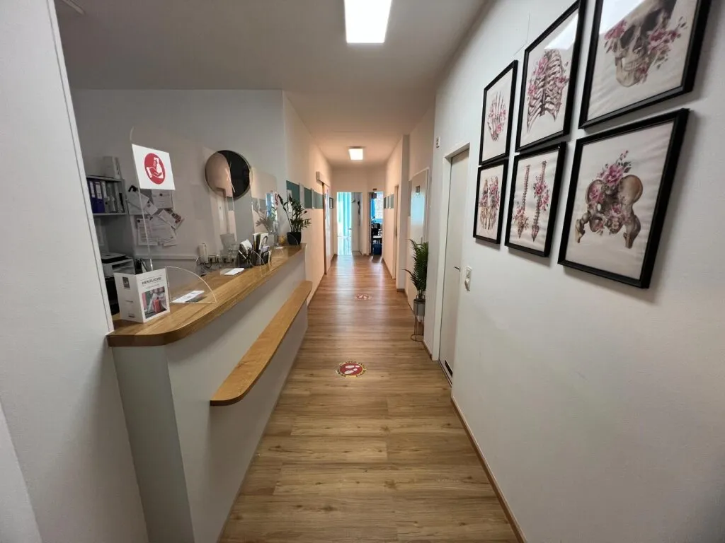 TOP INVESTMENT! Vermietete Ordination ca. 112 m² Fläche mit sonniger Terrasse, Loggia und Fernblick, 100% barrierefrei in 1A Lage Stadtplatz / Vöcklabruck - Ansicht 3