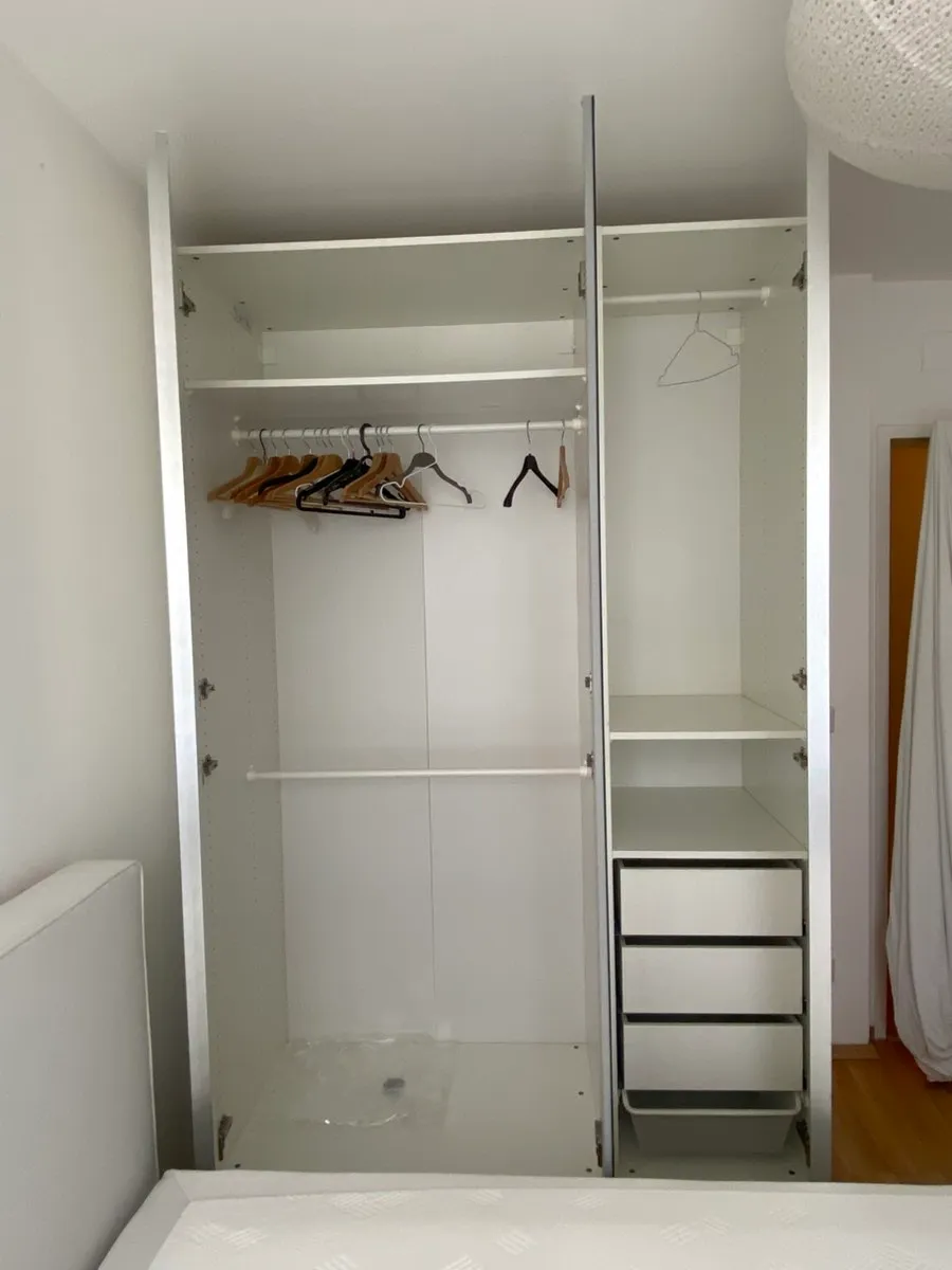 IKEA PAX Kleiderschrank mit Spiegel - weiß - wegen Auslandsumzug, € 300,- (1060 Wien)