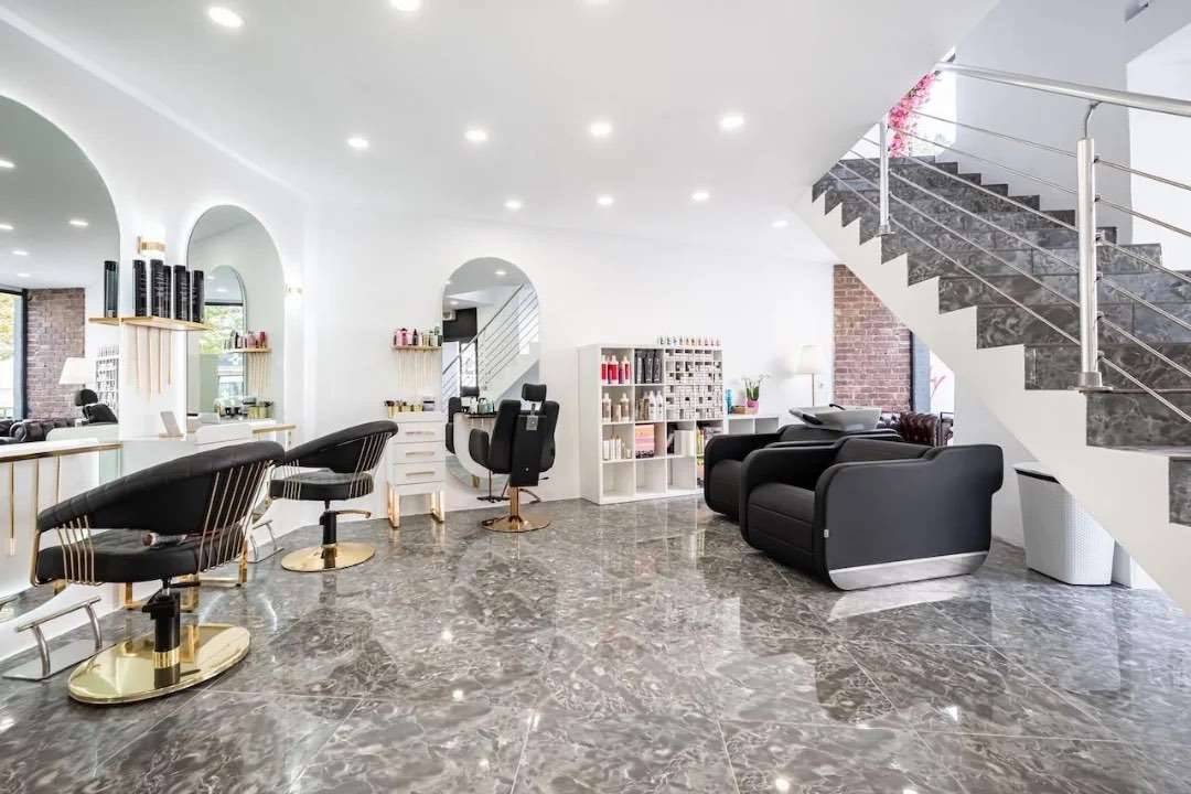 Modern ausgestatteter Friseursalon mit Stammkundschaft – pohled 2