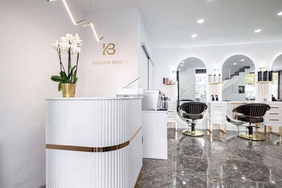 Modern ausgestatteter Friseursalon mit Stammkundschaft – pohled 3