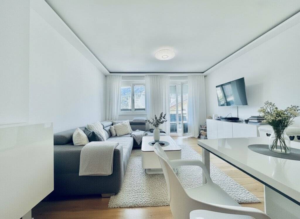Schwaz: Seltene Gelegenheit - Exklusive Dachgeschosswohnung mit Südbalkon, Lift und Tiefgaragenplatz in absoluter Zentrumslage - Ansicht 2