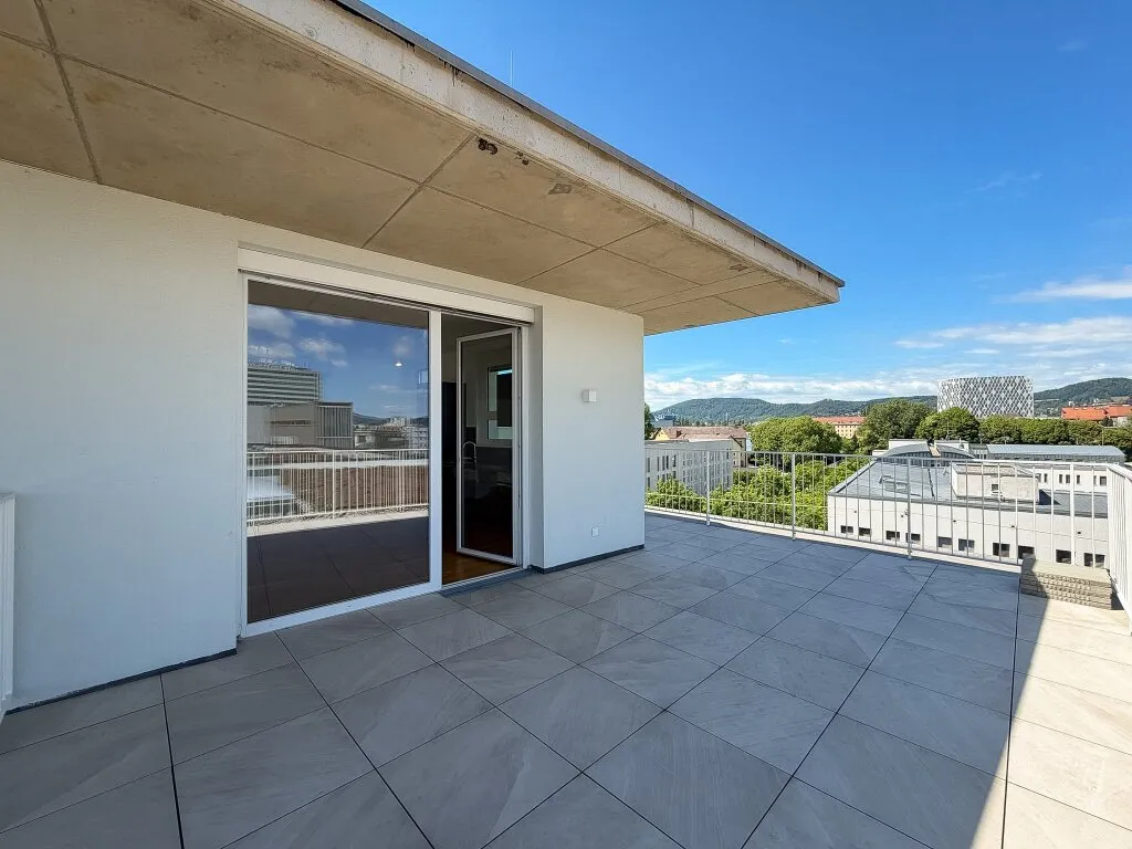 Klimatisierte Penthouse-Wohnung mit Schlossbergblick und großer Terrasse – pohled 3