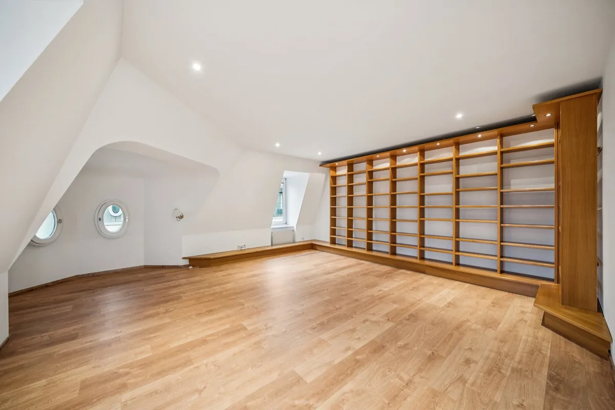 Einzigartige Dachgeschosswohnung mit Terrasse in begehrter Innenstadtlage – pohled 2
