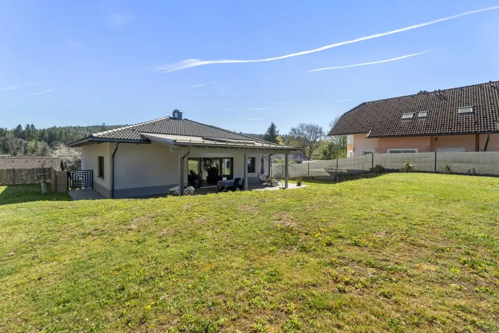 Wohnen mit Raum und Ruhe: Lichtdurchfluteter Holzriegel-Bungalow in Klagenfurter Top-Lage - Ansicht 2