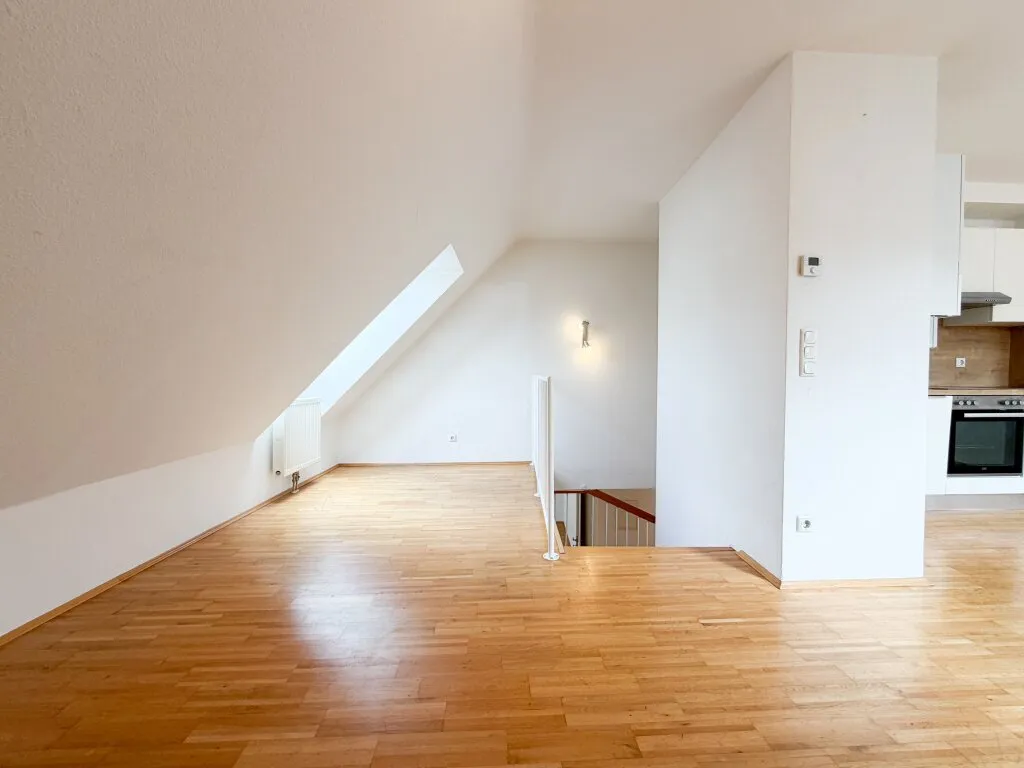 SONNIGE MAISONETTE MIT TERRASSE IM DACHGESCHOSS - WOHNEN MIT BESONDEREM FLAIR – pohled 2
