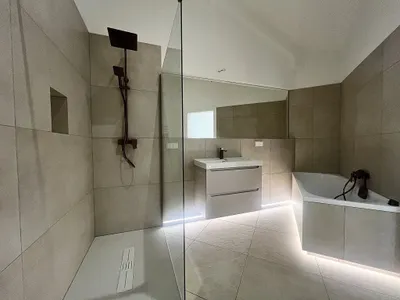 Hochwertig sanierte 3-Zimmer-Dachgeschosswohnung im Altbau | ca. 80,6 m² | Erstbezug nach Sanierung – Bild 3