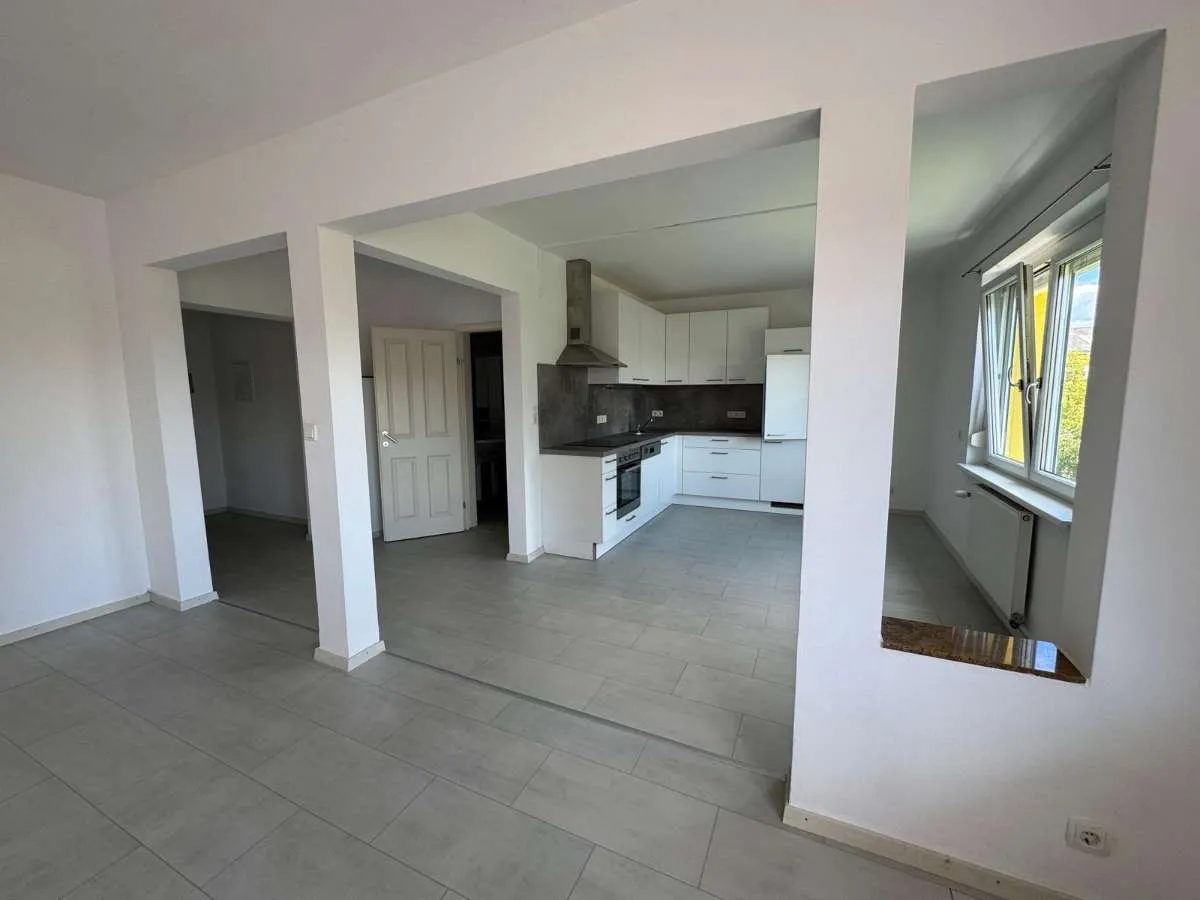 Vermietete Anlegerwohnung mit Balkon und moderner Küche in zentraler Lage - Ansicht 2