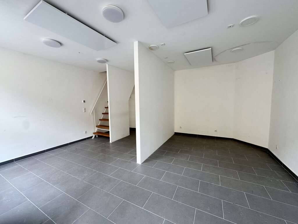 Geschäftslokal in Top-Lage: Ideal für Friseur-, Kosmetikstudio oder kleinen Boutique-Laden – pohled 3